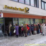 Menschenschlangen vor einem Postamt in München bei klirrender Kälte