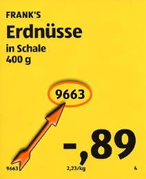 Das Preisschild weist 0,89 Euro für die Erdnüsse zwischen Obst & Gemüse aus