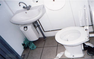 Innenraum der WC-Anlage BP München