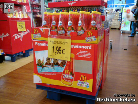 Verkaufsaufsteller für McDonald´s Tomato-Ketchup vor den Kassen von Toys"R"Us
