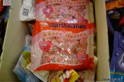 Marshmallows-Angebot bei PENNY. Die Ware wird liegend in einer Schütte zum Kauf angeboten Marshmallows-Angebot bei PENNY. Die Ware wird liegend in einer Schütte zum Kauf angeboten