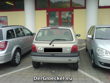 BILLA in Hainburg - Dienstnehmer parkend vor dem Notausgang | Foto: DerGloeckel.eu