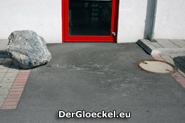 REWE Group - mit Felsbrocken den NOTAUSGANG gesichert | Foto: DerGloeckel.eu