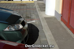 Der Abstand zwischen parkendem Kfz und der Notausgangstüre | Foto: DerGloeckel.eu